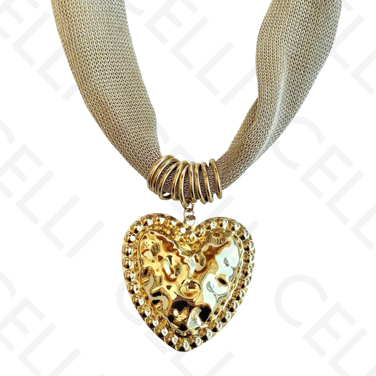 Colar de aço - tecido dourado com coração trabalhado