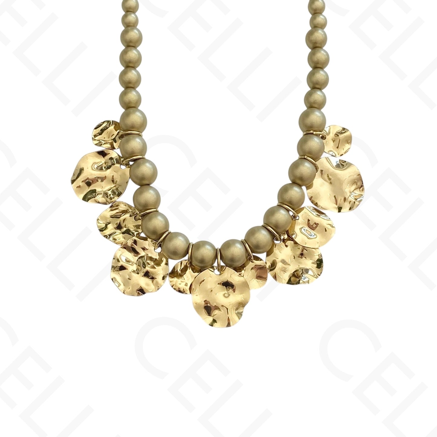 Colar de aço - contas em dourado com multi pendentes martelados