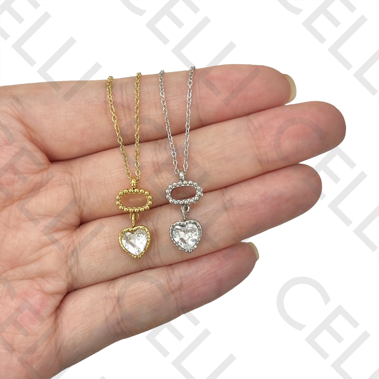 不锈钢项链 - 带有闪亮的心形吊坠