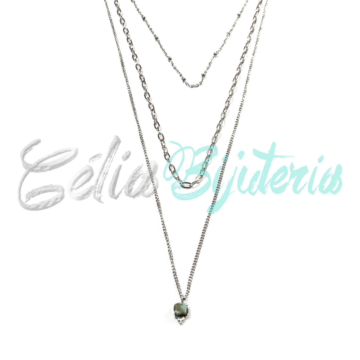 Collar de acero con medalla de acero.