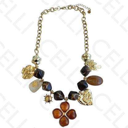 Colar de aço - contas acrilicas com pendente trevo