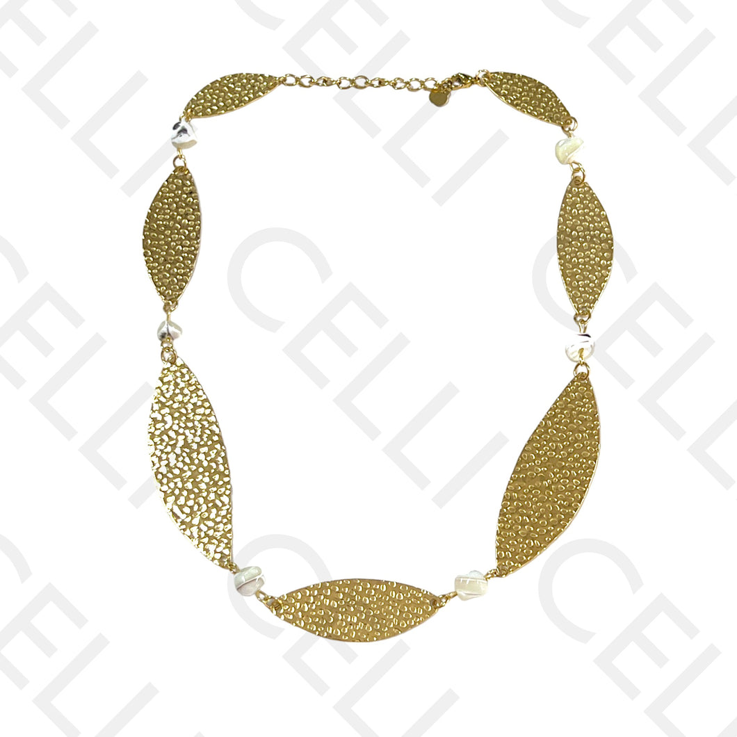 Collar de acero - hojas martilladas y perlas