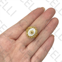 Cargar imagen en el visor de la galería, Anillo de acero con detalle de piedra natural y medalla de flor
