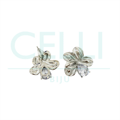 Brinco de Aço - flor detalhada com brilhante