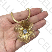 Cargar imagen en el visor de la galería, Collar de acero - flor con diamante
