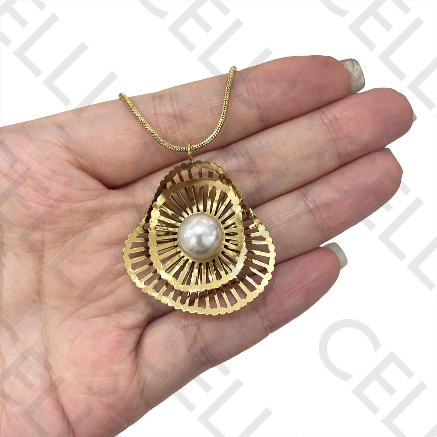 钢制项链 - 带珍珠的贝壳