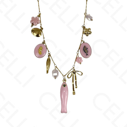 Collar de acero con peces esmaltados y múltiples colgantes.