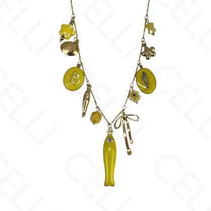 Collar de acero con peces esmaltados y múltiples colgantes.