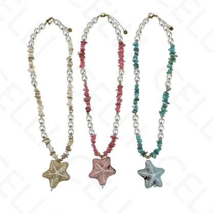 Collar de acero con estrellas de mar, resina, perlas y nácar.