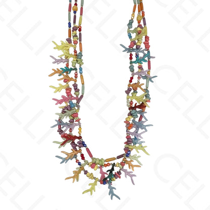 Collar de moda: piedras, resina y nácar.