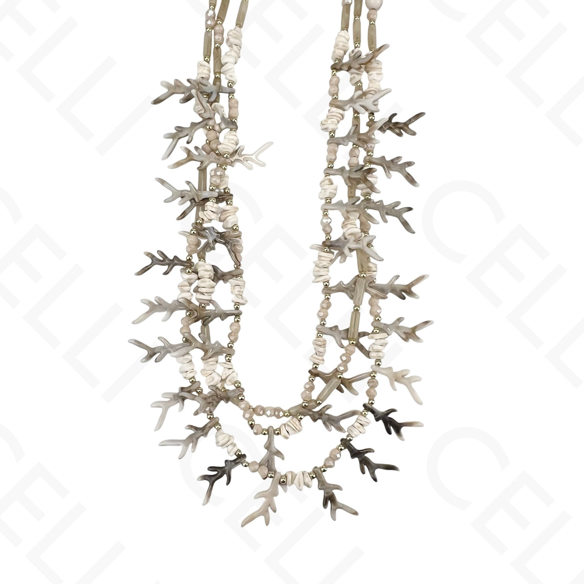Collar de moda: piedras, resina y nácar.