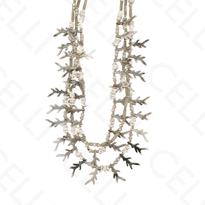 Collar de moda: piedras, resina y nácar.