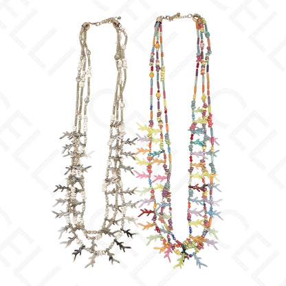 Collar de moda: piedras, resina y nácar.