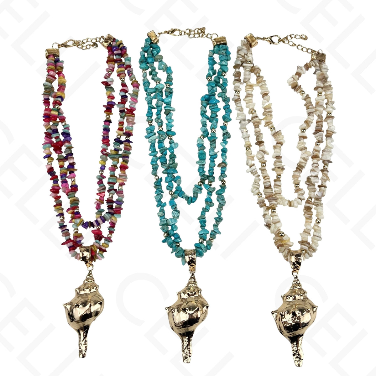 Collar de moda: varias piedras, guijarros, concha de cauri.