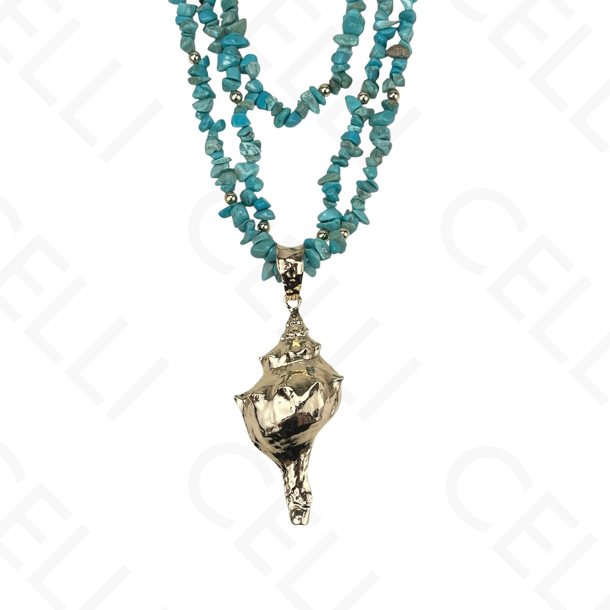 Collar de moda: varias piedras, guijarros, concha de cauri.