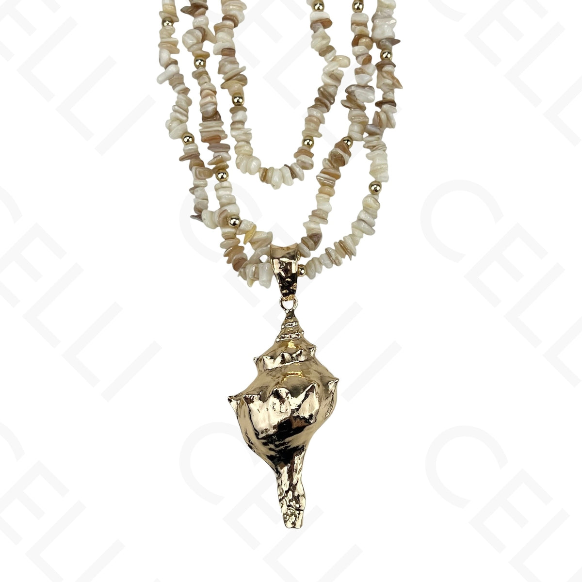 Collar de moda: varias piedras, guijarros, concha de cauri.