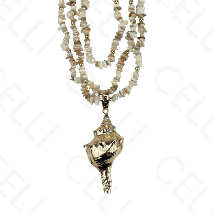 Collar de moda: varias piedras, guijarros, concha de cauri.