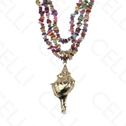 Collar de moda: varias piedras, guijarros, concha de cauri.
