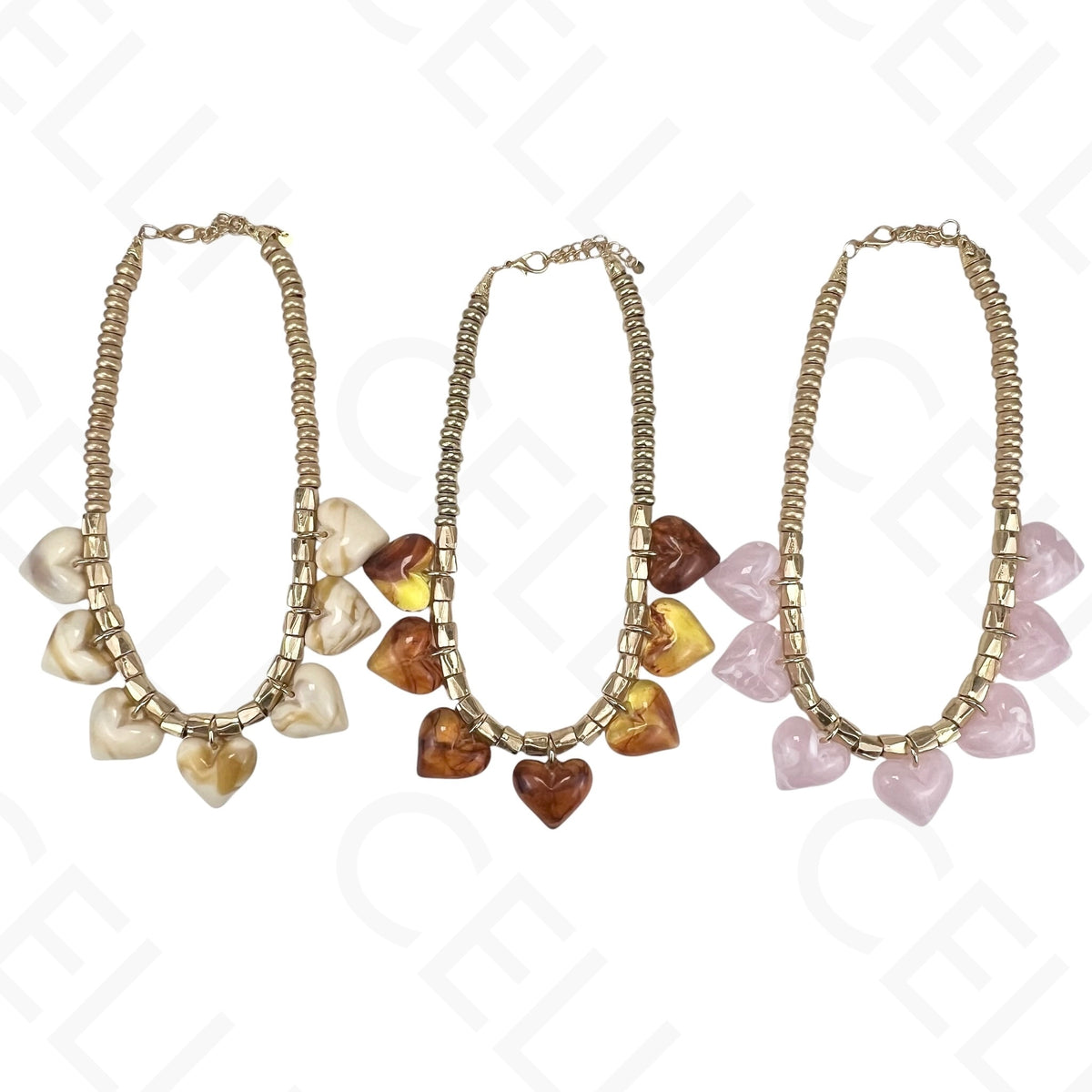 Collar de moda: cuentas de oro, corazones de resina.