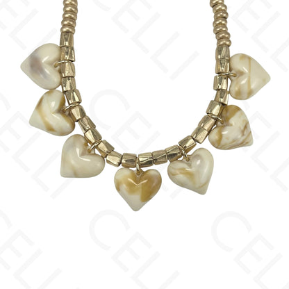 Collar de moda: cuentas de oro, corazones de resina.