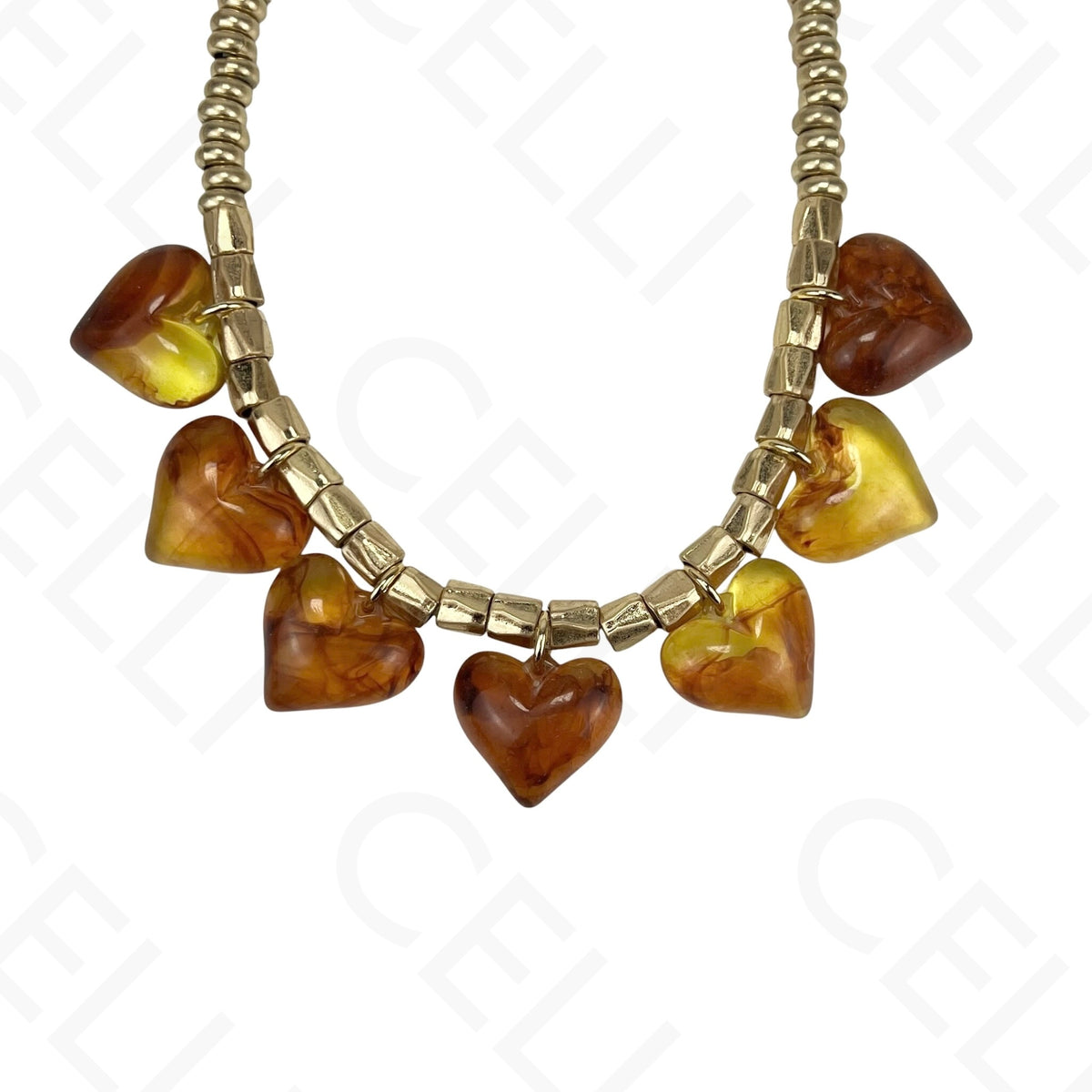 Collar de moda: cuentas de oro, corazones de resina.