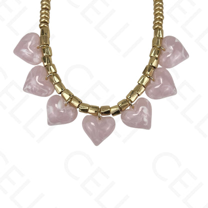 Collar de moda: cuentas de oro, corazones de resina.