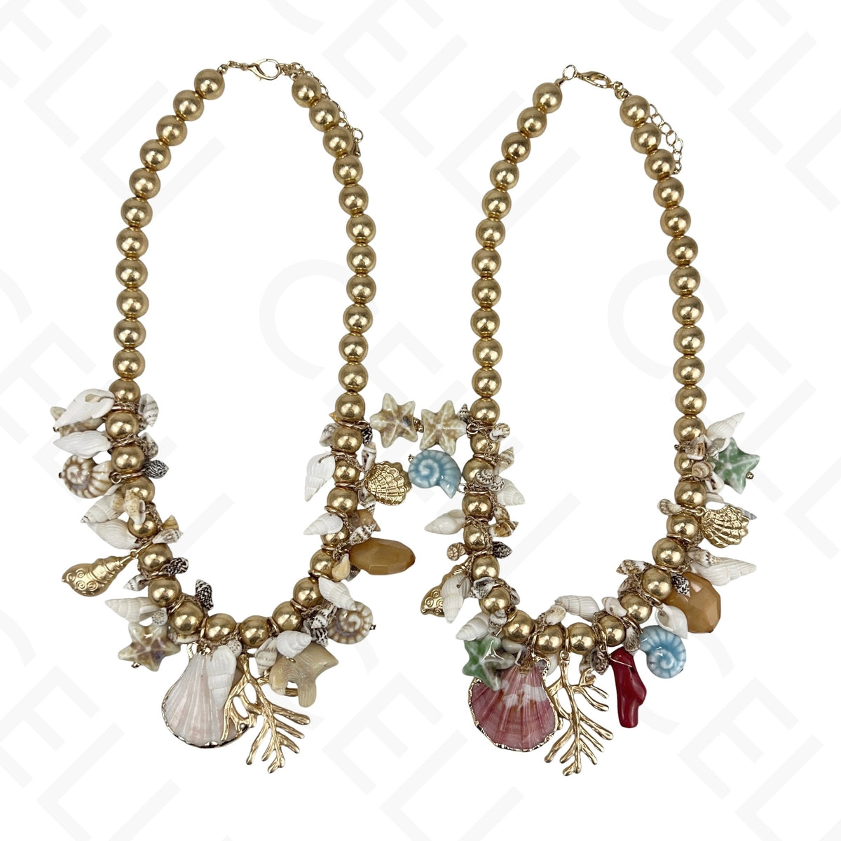 Collar de moda: cuentas de oro, conchas de cauri y conchas marinas.