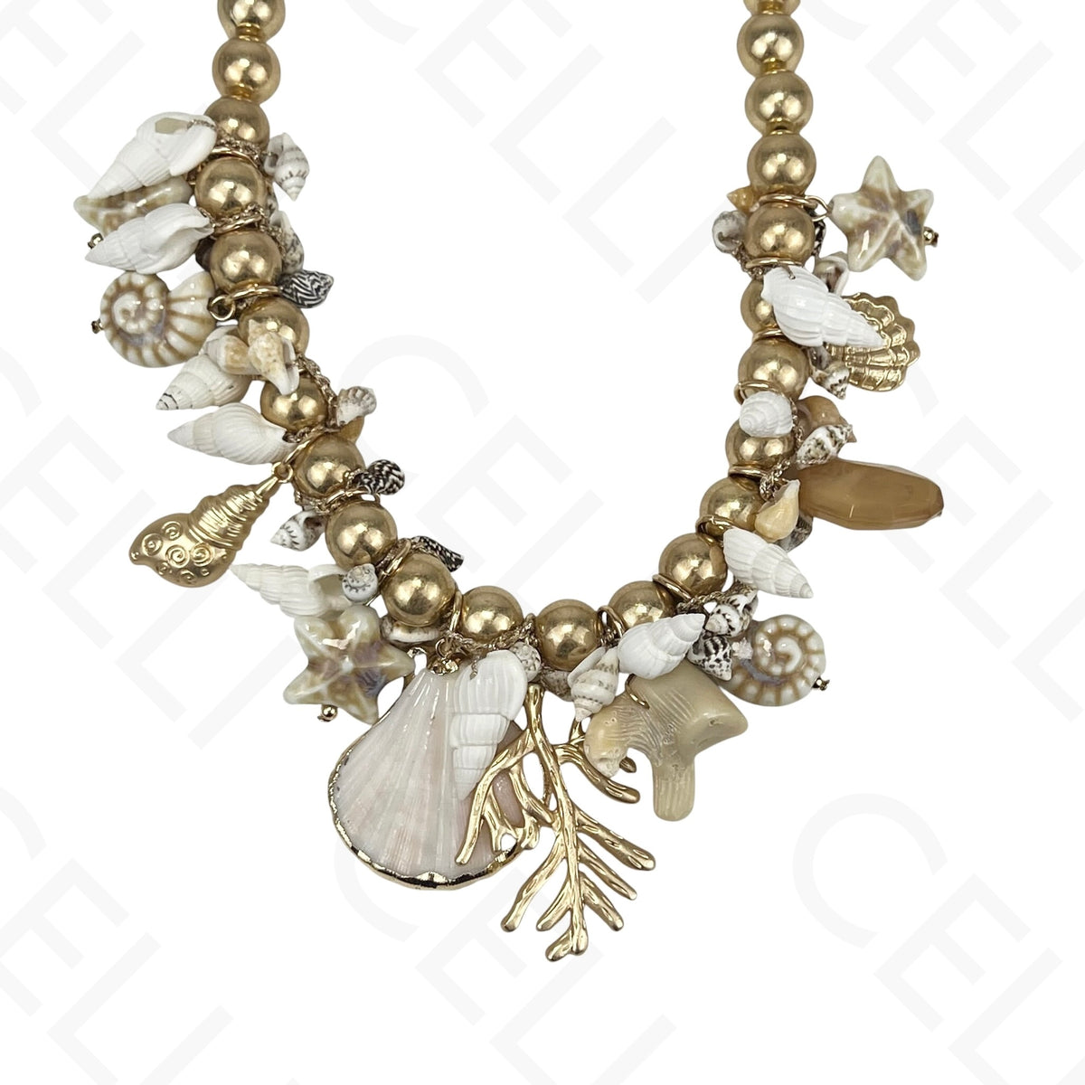 Collar de moda: cuentas de oro, conchas de cauri y conchas marinas.