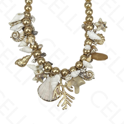 Collar de moda: cuentas de oro, conchas de cauri y conchas marinas.
