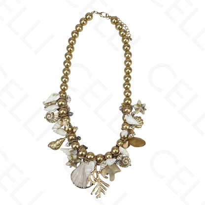 Collar de moda: cuentas de oro, conchas de cauri y conchas marinas.