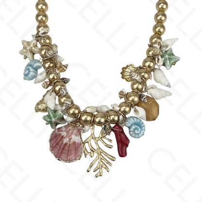 Collar de moda: cuentas de oro, conchas de cauri y conchas marinas.