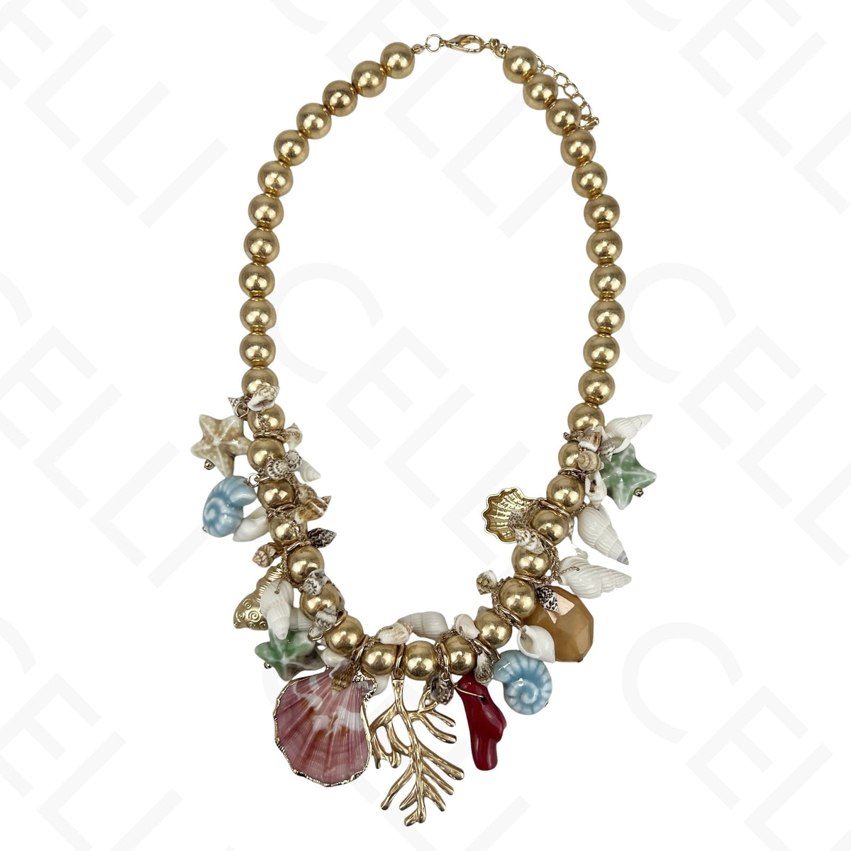 Collar de moda: cuentas de oro, conchas de cauri y conchas marinas.