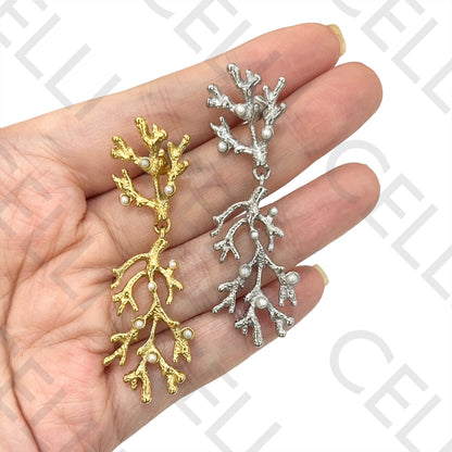 钢制耳环 - 珊瑚细节带珍珠