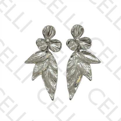钢制耳环 - 花朵和叶子细节带珍珠