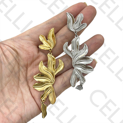 钢制耳环 - 细节花朵和叶子