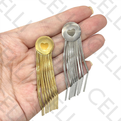 带流苏的钢制耳环