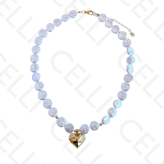 Colar de aço - pérolas redondas e pendente coração