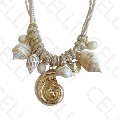 Colar de moda - cordão com búzios naturais e pendente de búzio