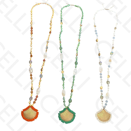 Colar de moda - fio de contas com pendente concha de missangas