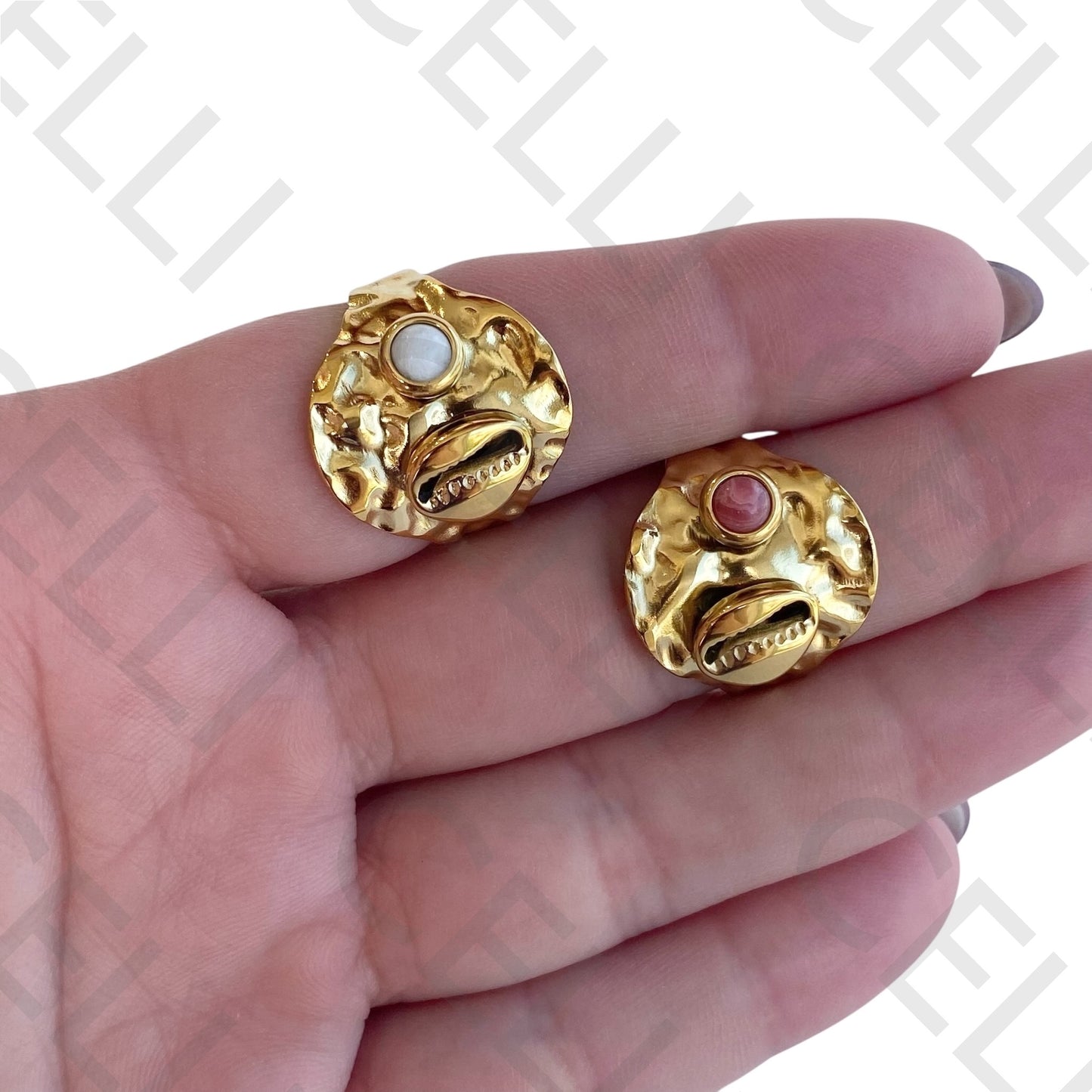 Anillo de acero - Beso de concha cauri y piedra natural