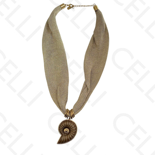 Colar de aço - tecido dourado, búzio caracol