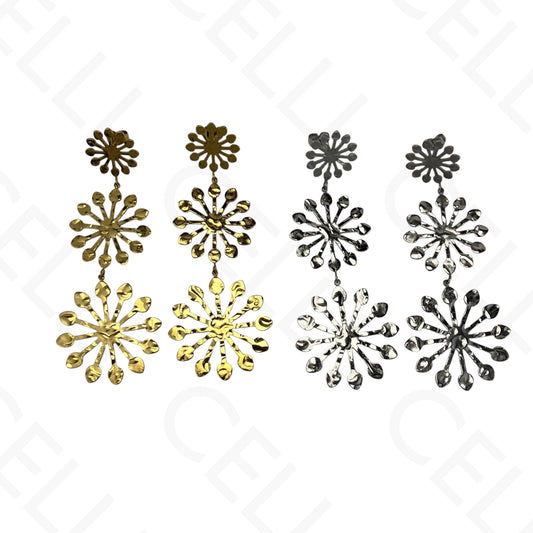 Pendiente de acero con forma de concha marina y estrella de mar con nácar.
