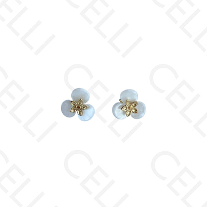 Brinco de aço - flores de resina colorido (3 pétalas)