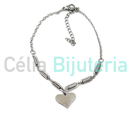 Brazalete de acero con medalla de acero.